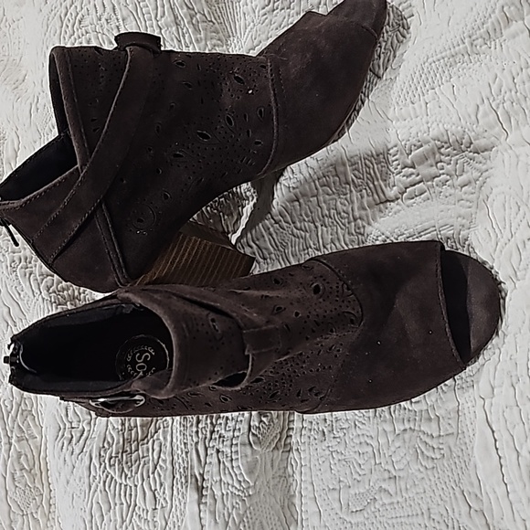 So open toe brown  suede heeled shoe 7.5 M with  cutouts - Picture 2 of 13
